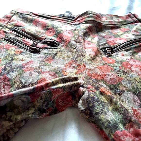 Zara | Floral Multi color jean jegging skinny with bronze zipper accents - Picture 4 of 11